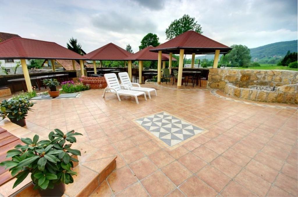 Hotel Cateski Dvorec Catez ob Savi Exterior foto